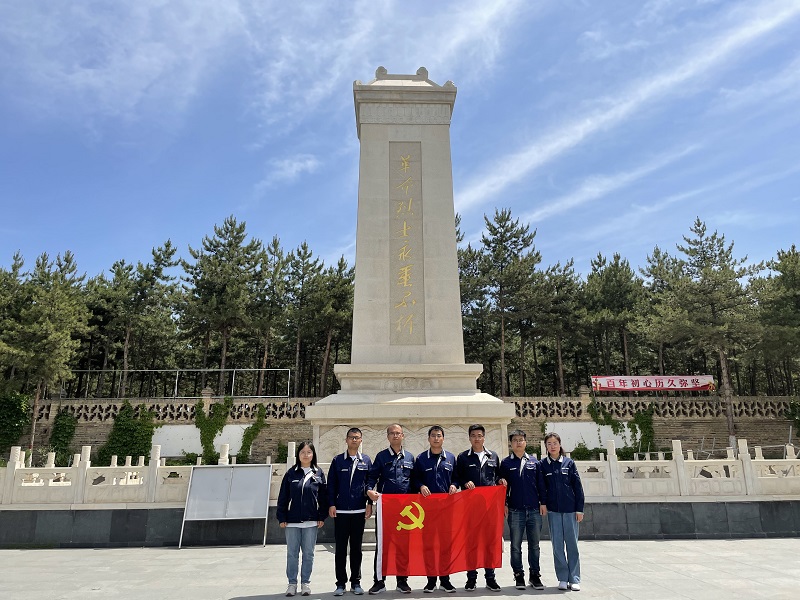 烈士陵園合影.jpg